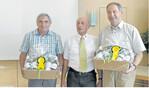 Vorsitzender Georg Häckel (Mitte) dankt den Beiräten Rudi Bauer (l.) und Willi Armbruster für ihren Einsatz in den Gremien der RBW.