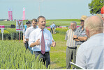 Feldführung auf dem Feldtag der IG Pflanzenzucht bei Saatzucht Streng-Engelen in Uffenheim: Der IG Pflanzenzucht-Berater für Bayern, Thomas Nagl, klärt Besucher detailliert über die Ergebnisse der Züchtung, nämlich die neuen Sorten, auf.
