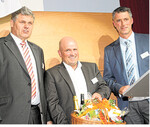 Der BAG-Aufsichtsratsvorsitzende Volker Baumann (r.) ehrte Michael Reber (M.) für dessen 15-jährige Arbeit im Aufsichtsrat. Links im Bild Vorstandsvorsitzender Ulrich Kühnle.