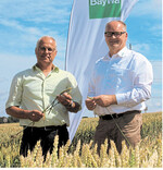 Landwirt Jürgen Rüdt (l.) und BayWa-Vertreter Gerd Mezger (r.) hoffen auf eine reibungslose Ernte von Getreide und Raps in Württemberg.