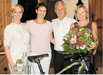 Bei der Abschiedsfeier erhielt Maximilian Stohr ein E-Bike für einen aktiven (Un-)Ruhestand. Mit ihm freuen sich seine Frau Gudrun (r.) sowie Leiterin des Obst- und Gemüsegeschäfts bei der BayWa, Christiane Bell (l.) und Carolin Metzger von der BayWa Ravensburg.