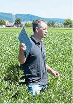 Landwirt Rainer Buck führte die Teilnehmer des Feldtages über die Körnerleguminosenbestände seines Betriebs in Altheim bei Riedlingen.
