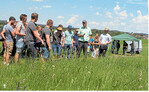 Nach dem vergangenen Trockenjahr ist auf vielen Grünlandflächen eine Nachsaat notwendig. Dazu wurden am Grünlandtag verschiedene Mischungen in Augenschein genommen.