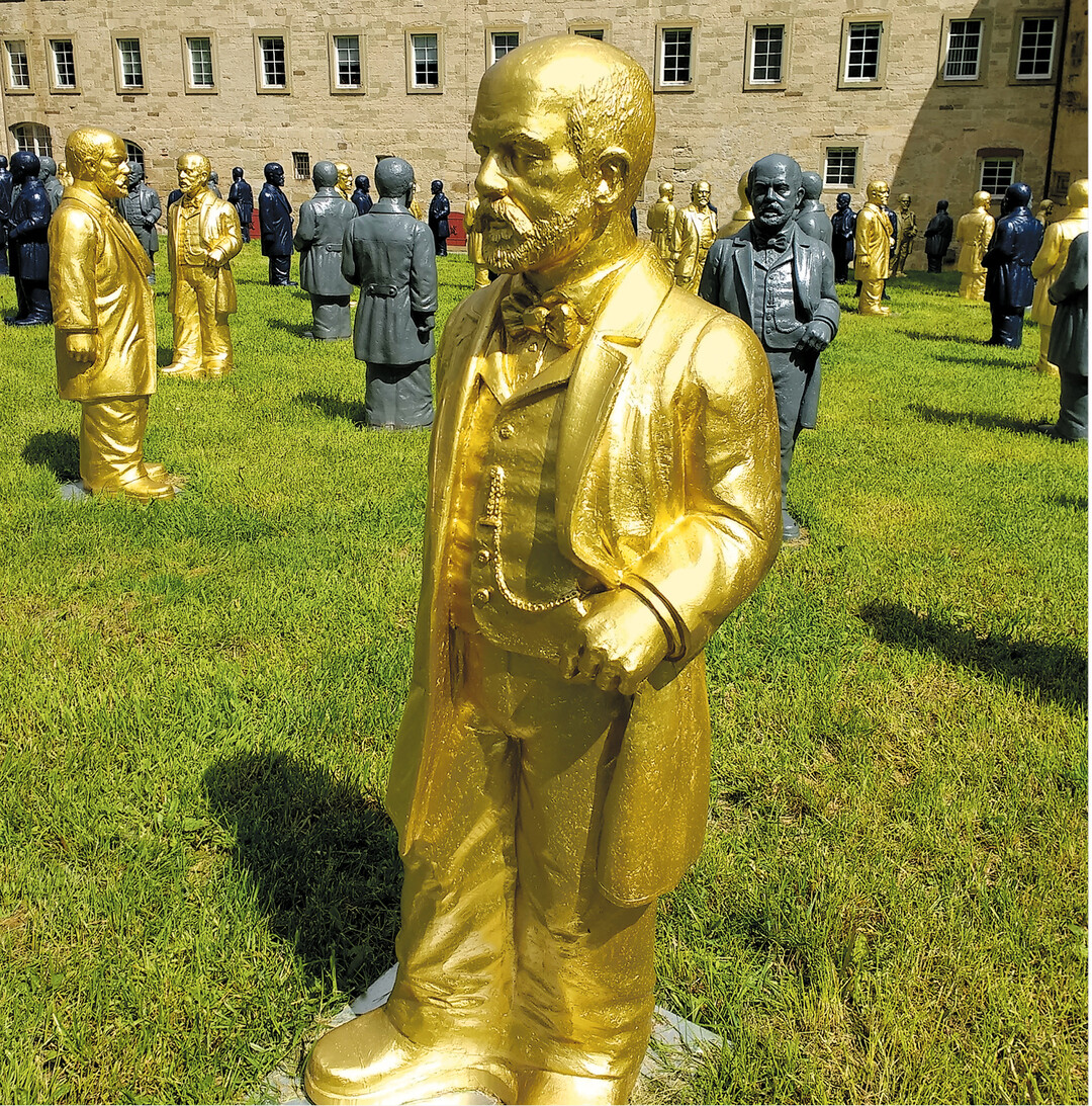 Kennen Sie diesen Herren? Am Schloss in Schorndorf ist er in zahlreichen Exemplaren vertreten. Mit der Installation des Konzeptkünstlers Ottmar Hörl ehrt die Stadt im Rahmen der Landesgartenschau ihren berühmtesten Sohn: Gottlieb Daimler. Die Skulpturen sind zu erwerben.