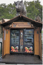 Blickfang: Die Wildschweine auf dem Dach des wetterfesten Lebensmittelautomaten weisen auf regionale Spezialitäten hin.
