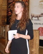 Klara-Maria Haas möchte nach ihrem Studium in Triesdorf in den Mastbetrieb ihrer Eltern unweit von Ellwangen an der Jagst im Ostalbkreis einsteigen. Den zahlreichen Zuhörern auf dem Schammenhof in Langenau erläuterte sie das ausgefeilte Hygienekonzept auf dem Landwirtschaft- und Gewerbebtrieb, mit dem die Tiere gesund gehalten und auf Antibiotika verzichtet werden kann. e