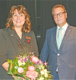 Juliane Vees mit Bundesverdienstkreuz und Minister Peter Hauk.