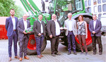 Landtechnikprofessor Dr. Albert Stoll (3. v. r.) übernimmt den symbolischen Schlüssel des neuen Fendt-Traktors. Der Gebietsverkaufsleiter Süddeutschland von Fendt, Sebastian Bösch (l.) und Sascha Hübener (3. v. l.), Regionalleiter Technik für Württemberg Ost vom Vertriebspartner BayWa, begleiteten die Übergabe.