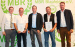 Eine besondere Ehrung: Jens Winterhalder (l.) und Joachim Humpfer (r.) überreichten Lothar Mühlenstedt (2. v. l.) und Rainer Hofmann (2. v. r.) die Goldene Ehrennadel" des Maschinenrings. Bürgermeister Dr. Sebastian Kampe gratuliert.