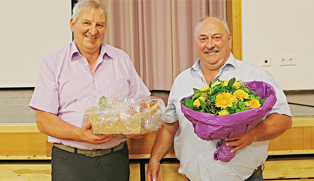 Ehrungen mit Geschenkkorb und Blumen: Der Vorsitzende Walter Bauer (links) bedankte sich im Namen aller Mitglieder bei Erwin Bssler fr sein jahrzehntelanges Engagement im Aufsichtsrat.