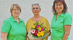 Beate Unger (l.) und Ulrike Wanielik (r.) danken Georgia Willy für ihren unermüdlichen Einsatz für die Kreislandfrauen Karlsruhe.
