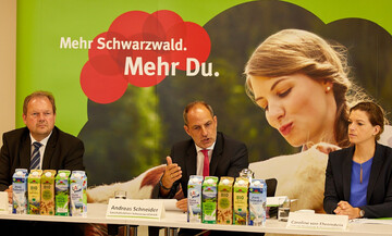 Erfolgreiche Entwicklung in einem hart umkmpften Milchmarkt: Geschftsfhrer Andreas Schneider (Mitte) stellt auf der Pressekonferenz die Bilanz 2018 dar.