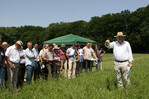 Beim Grünlandtag gehört ein Versuchsrundgang zum festen Programm. Dabei ging es unter anderem um Versuche zur Nachsaat.
