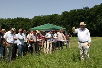 Beim Grnlandtag gehrt ein Versuchsrundgang zum festen Programm. Dabei ging es unter anderem um Versuche zur Nachsaat.