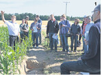 Dr. Andreas Butz (l.) erklärt den Versuch zur Unterflurbewässerung bei Mais. Im Hintergrund Überkopfberegnung mit Teleskopregner.