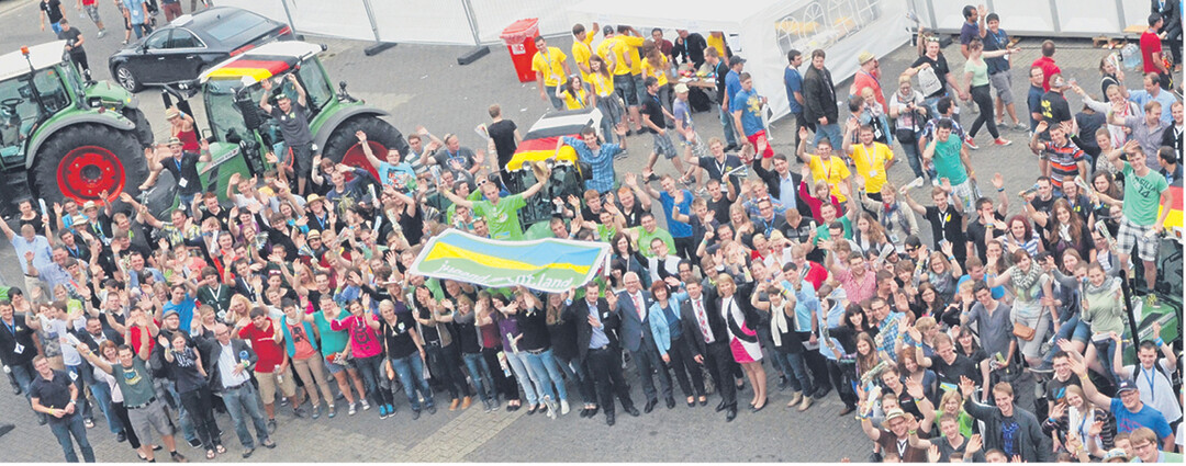 Das sind noch lange nicht alle Teilnehmer des Deutschen Landjugendtags. In der Mitte halten sie das Plakat fr ein Projekt im nchsten Jahr hoch: jugend.macht.land. Dabei soll es um die Gestaltung des lndlichen Raums gehen.