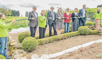 Im Bauerngarten von Brigitte Riesle (4. v. r.) wurde die Bauerngartenroute in den Naturparken des Schwarzwaldes offiziell eröffnet. Mit dabei die Vorsitzende des Vereins, Walburga Schillinger (3. v. r.)