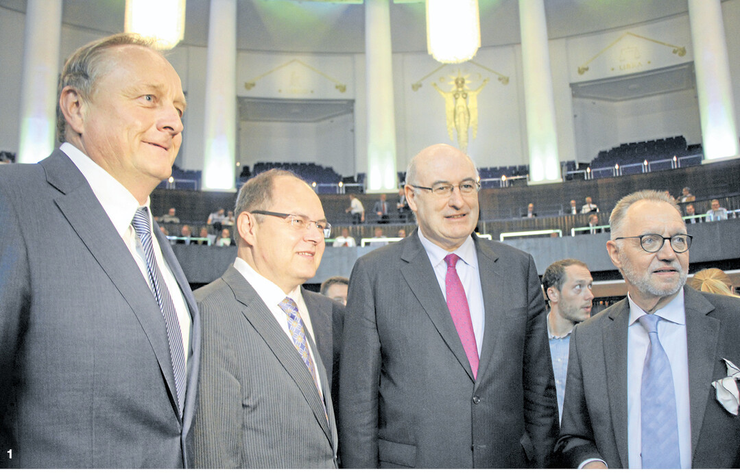 Gastgeber Joachim Rukwied, alter und neuer Präsident des DBV, konnte beim Deutschen Bauerntag 2016 hochkarätige Gäste in Hannover begrüßen: Bundeslandwirtschaftsminister Christian Schmidt, EU-Agrarkommissar Phil Hogan und den DBV-Ehrenpräsidenten Gerd Sonnleitner (v. l.).