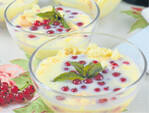 Erfrischende Buttermilch mit Johannisbeeren und Knusperkeks.