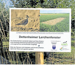Hinweisschilder in der Feldflur machen auf das Gemeinschaftsprojekt in der Gemeinde Dettenheim aufmerksam.