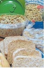 Toastbrot, Brotreste und ein bis zwei Tage alte Brötchen sind die Grundlage für einen pikanten oder süßen Semmelteig. Es gibt auch schon fertig geschnittenes Knödelbrot zu kaufen.
