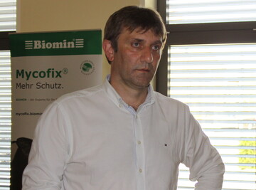 Mehr Makro-, dafr weniger Mikronhrstoffe: Prof. Dr. Georg Dusel von der Fachhochschule Bingen pldierte in seinem Vortrag auf der LAF-Tagung in Erbach-Dellmensingen fr eine wieder mehr an den Hauptnhrstoffen orientierte Ftterung bei den Aufzuchtferkeln.Mit Zusatzstoffen allein lieen sich keine Probleme lsen, machte der Ernhrungsexperte deutlich. 