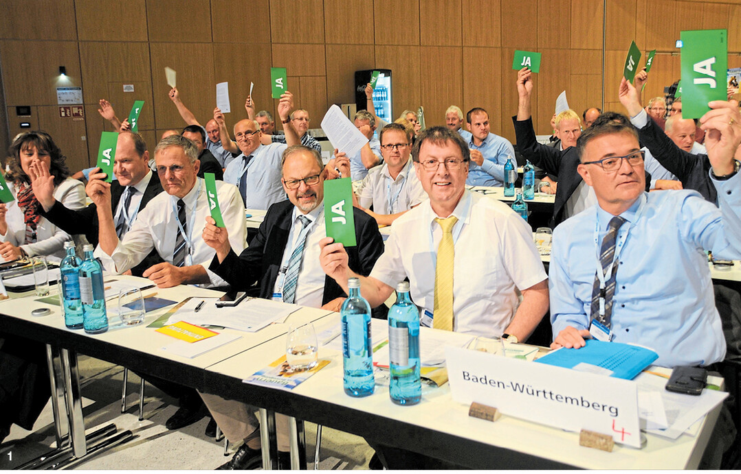 Mit rund 40 Delegierten war der Landesbauernverband in Baden-Württemberg nach Wiesbaden gereist. (erste Reihe v. r.) Hauptgeschäftsführer Peter Kolb, sein Stellvertreter Horst Wenk, die Vizepräsidenten Klaus Mugele, Gerhard Glaser und Hans-Benno Wichert sowie die Präsidentin des Landfrauenverbandes Württemberg-Hohenzollern, Juliane Vees.