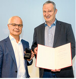 Matthias Ulmer (r.) wird vom Vorsteher Heinrich Riethmüller mit der Goldenen Nadel des Börsenvereins des Deutschen Buchhandels geehrt.