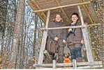 Evi und Judith Wizemann sind beide Jägerinnen. Mutter und Tochter lieben es, auf den Ansitz zu gehen und die Natur zu beobachten.