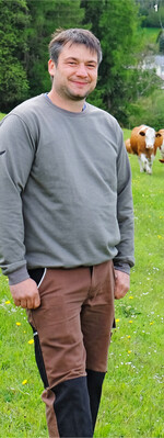 Micha Riehle freut sich, dass es den Kühen auf der Weide gutgeht.
