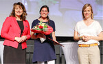 Caroline Dietz (Mitte) mit Juliane Vees, Vizepräsidentin im Deutschen Landfrauenverbandes (l.), sowie dlv-Hauptgeschäftsführerin Daniela Ruhe.