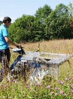 Bei diesem Sammelgerät für Wiesensamen streifen rotierende Bürsten das Saatgut von den Pflanzen in einen Auffangbehälter.