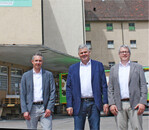 Vor dem alten Lagerhaus in Schwäbisch Hall (v. l.): der neu gewählte Vorstand Hannes Zipfel mit dem Vorstandsvorsitzenden Ulrich Kühnle und Geschäftsführer Sven Schneider.