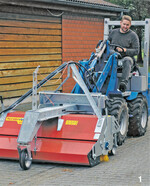 Die Kehrmaschinen des Herstellers Westermann können für Reinigungsarbeiten auf dem Hof und für das Abmisten von Laufställen eingesetzt werden.