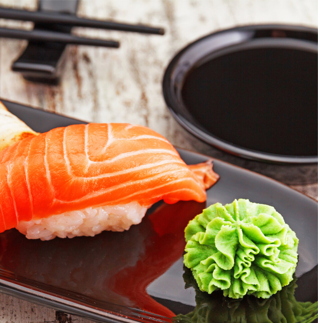 Kaum Wasabi in Wasabi Senf und Meerrettich sorgen für Schärfe Zu Sushi wird traditionell Sojasoße und Wasabi gereicht. Allerdings kennt hierzulande kaum jemand den Geschmack von echtem Wasabi. Die giftgrüne Würzsoße aus dem Restaurant oder Asialaden ist meist ein günstiges Ersatzprodukt. Echter Wasabi (Hon Wasabi") ist in Japan beheimatet. Für die traditionelle Herstellung der Paste wird vor allem die scharfe Wurzel der Pflanze verwendet. In Europa zahlt man für echten Wasabi in der Regel 100 bis 300 Euro pro Kilogramm, weshalb er zu den teuersten Gemüsearten der Welt zählt. Aus diesem Grund hat die Lebensmittelindustrie ein preisgünstiges Imitat entwickelt. Die Würzsoße besteht meist aus einem Meerrettich-Senf-Gemisch mit verschiedenen grünen Farbstoffen. Es werden minimale Mengen echter Wasabi hinzugefügt, damit die Hersteller den Begriff Wasabi" verwenden dürfen. In der Regel liegt der Anteil bei höchstens drei Prozent. Die Fake-Paste wird schon seit vielen Jahrzehnten weltweit verwendet selbst in Japan. Dort hat sie sogar einen eigenen Namen Seiyo Wasabi", was westliches Wasabi" bedeutet. Echte Wasabi-Paste ist stückig, da er gerieben und nicht so cremig wird wie eine Paste aus weißem Meerrettich. Zudem hat japanischer Meerrettich ein leicht süßes bis fruchtiges Aroma und eine geringere Säure und Schärfe. Die Farbe lässt sich als ein zartes Mintgrün beschreiben, während die Fake-Paste knallig grün eingefärbt ist. Wer eine Alternative sucht, kann Wasabi-Pulver verwenden. Es wird kurz vor dem Verzehr in Wasser angerührt. Allerdings kann man dem Essen auch mit frisch geriebener Meerrettichwurzel aus der Region eine feine Schärfe verleihen. www.bzfe.de, Heike Kreutz