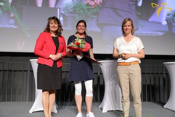 Die Unternehmerin des Jahres, Caroline Dietz (Mitte), mit dlv-Vizeprsidentin Juliane Vees und dlv-Geschftsfhrerin Daniela Ruhe.