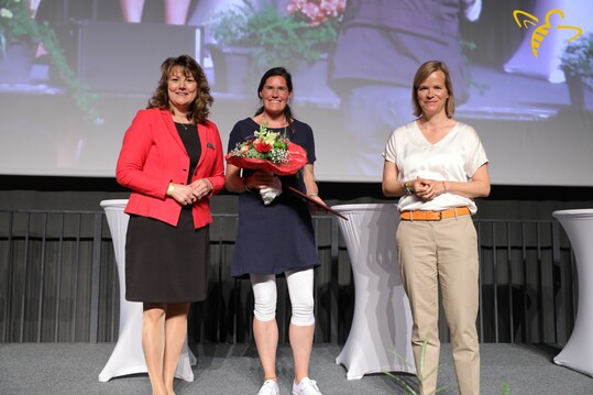 Die Unternehmerin des Jahres, Caroline Dietz (Mitte), mit dlv-Vizeprsidentin Juliane Vees und dlv-Geschftsfhrerin Daniela Ruhe.