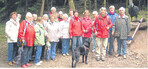 Ursula Schittenhelm (vordere Reihe links) lud die Landfrauen zu einer von Gaby Greza (3. v. r.) geführten Wanderung auf dem Krabbenweg ein.