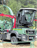 Der Mobilhacker Cobra + Hybrid von Jenz mit hochfahrbarer Kabine für bessere Übersicht.