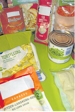 Mit vorgefertigten Beilagen oder vorgegarten Lebensmitteln ist schnell gekocht, wie beispielsweise 10-Minuten-Reis. Auch rote Linsen sind in gut 15 Minuten gar und besonders für Eintöpfe geeignet.