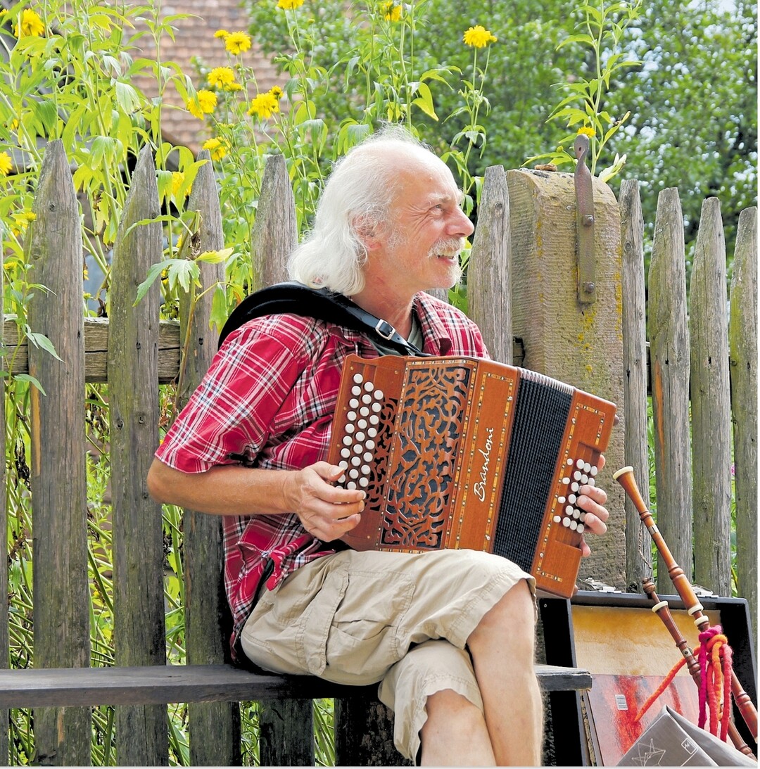 Winneweh" heißt das Fest für traditionelle Musik im Odenwälder Freilandmuseum in Walldürn/Gottersdorf. Am Samstag, 29. Juli, von 12 bis 22 Uhr, und am Sonntag, 30. Juli, von 11 bis 17 Uhr, werden alle Höfe und Plätze des Museums zur Klangkulisse für historische Musik auf alten Instrumenten. Mehr unter www.freilandmuseum.com.