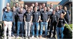 Vor der Präsentation gings noch schnell raus zum Gruppenfoto. Vorne links: Projektleiter Oliver Schmidt. Für ihn ist die jährliche Präsentation ein Tag, auf den ich mich maximal freue".