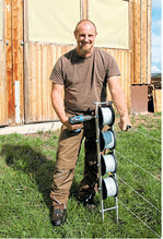 Volker Moosmann mit seinem selbst gebastelten VM 200". Ein aufgeritztes Gartenschlauchstück dient beim Aufspulen als Führung.