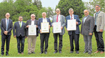 Geschäftsführer Dr. Hansjörg Weber (l.), Vorstand Rolf Zobel (2. v. l.) und Leonhard Ost (r.), Präsident des Bundesverbandes der Maschinenringe, ehrten die langjährigen Mitglieder Günther Däuber, Waldemar Westermayer, Jakob Späth, Dr. Georg Haller und Heinz Ebert (v. l.).