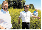Besichtigung der Kleemischung auf dem Vorgewende (v. l.) Eberhard Hartelt, Jürgen Maurer und der Leiter der Landwirtschaftsamtes Schwäbisch Hall, Werner Balbach.