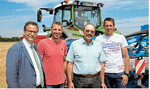 Landwirtschaftsminister Peter Hauk wählte den Betrieb von Thomas, Friedrich und Jochen Maas (von links) bewusst für die Live-Demonstration aus. Die drei Landwirte sind mit bisher fast 850 SAPOS-Zugriffen Hauptnutzer im aktuellen Modellversuch.