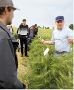 Die Fungizidstrategien in Wintergerste stellte Chris Gillich (r.) auf dem Feldtag vor.