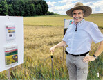 Gerhard Banzer ist Gebietsleiter Getreide Süd bei RAGT Saaten Deutschland. Für kleine Gruppen von Interessenten erklärt er auf Anfrage die Sorten in Großrinderfeld. Viele Landwirte kommen auch individuell. Für sie liegen Feldführer und Infomaterial bereit.