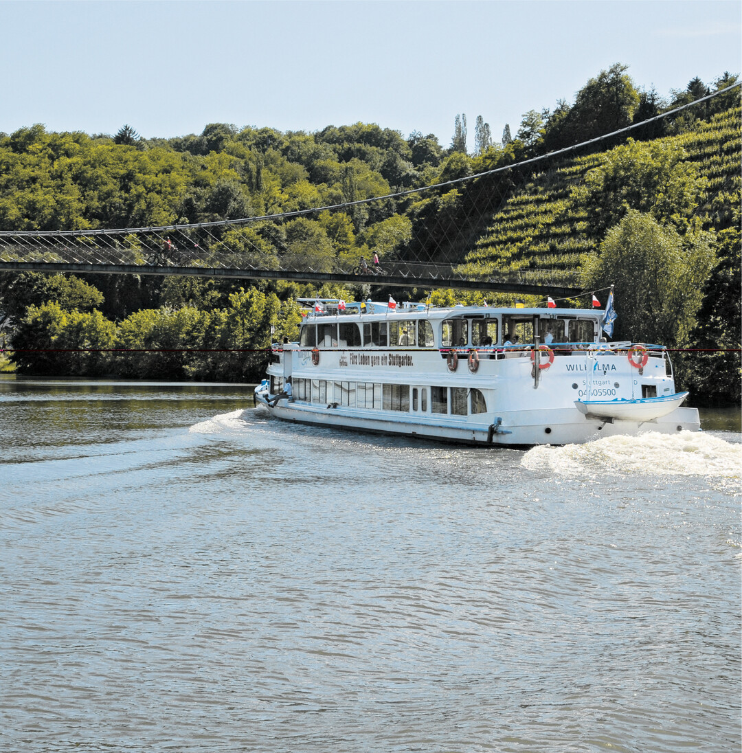 Ein Naturerlebnis der besonderen Art bietet eine Schifffahrt. Der Neckar und der Bodensee locken zu interessanten Ausflugsfahrten. Auf den Schiffen gelten die derzeitigen Regeln wie in der Gastronomie. Wegen der Einhaltung des Mindestabstandes sind die Sitzplätze reduziert. Es empfiehlt sich, Karten online zu bestellen unter www.neckarkaeptn.de oder www.bsb.de. Beim Fahrkartenkauf am Schalter, beim Ein- und Aussteigen und beim Herumgehen auf dem Schiff gilt Maskenpflicht. Wer an seinem Platz sitzen bleibt, kann sich den Wind um die Nase wehen lassen.
