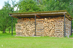 Scheitholz sollte vor Regen geschützt an einem luftigen Ort gelagert werden.